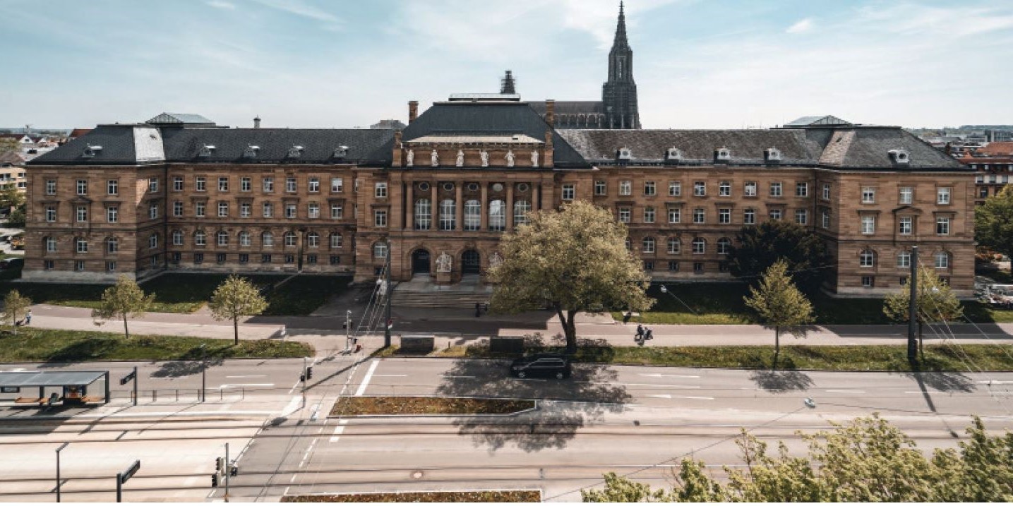 Blick auf das Gerichtsgebäude, im Hintergrund das Ulmer Münster