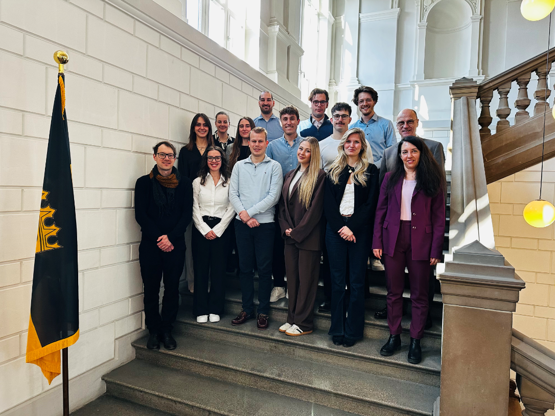 Bildunterschrift (Foto frei verwendbar): Die neuen Rechtsreferendarinnen und Rechtsreferendare zusammen mit dem Präsidenten des Landgerichts Matthias Grundke und der Vizepräsidentin des Landgerichts Sandra Thonhofer im Treppenhaus des Landgerichts Ulm