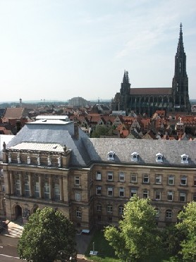 Blick auf das Gerichtsgebäude, im Hintergrund das Ulmer Münster